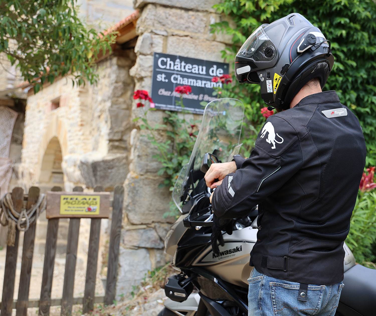 Pause au Relais Motards du Château de Saint-Chamarand, hébergement convivial pour motards dans le Lot