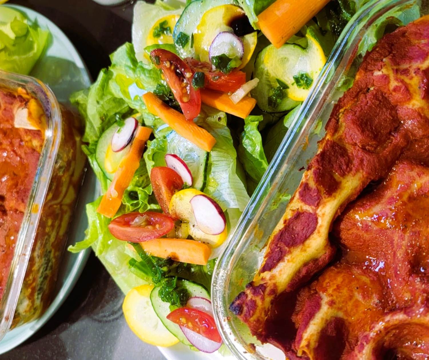 Lasagnes au brocciu faites maison accompagnées d'une salade composée de saison au Domaine Cardu.
