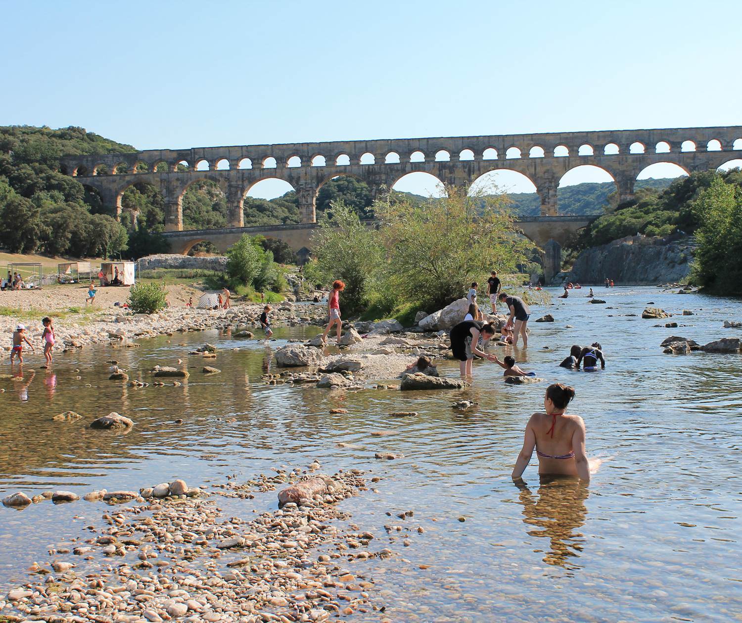 Baignade au Pont du Gard  ©Office de Tourisme Destination Pays d’Uzès Pont du Gard