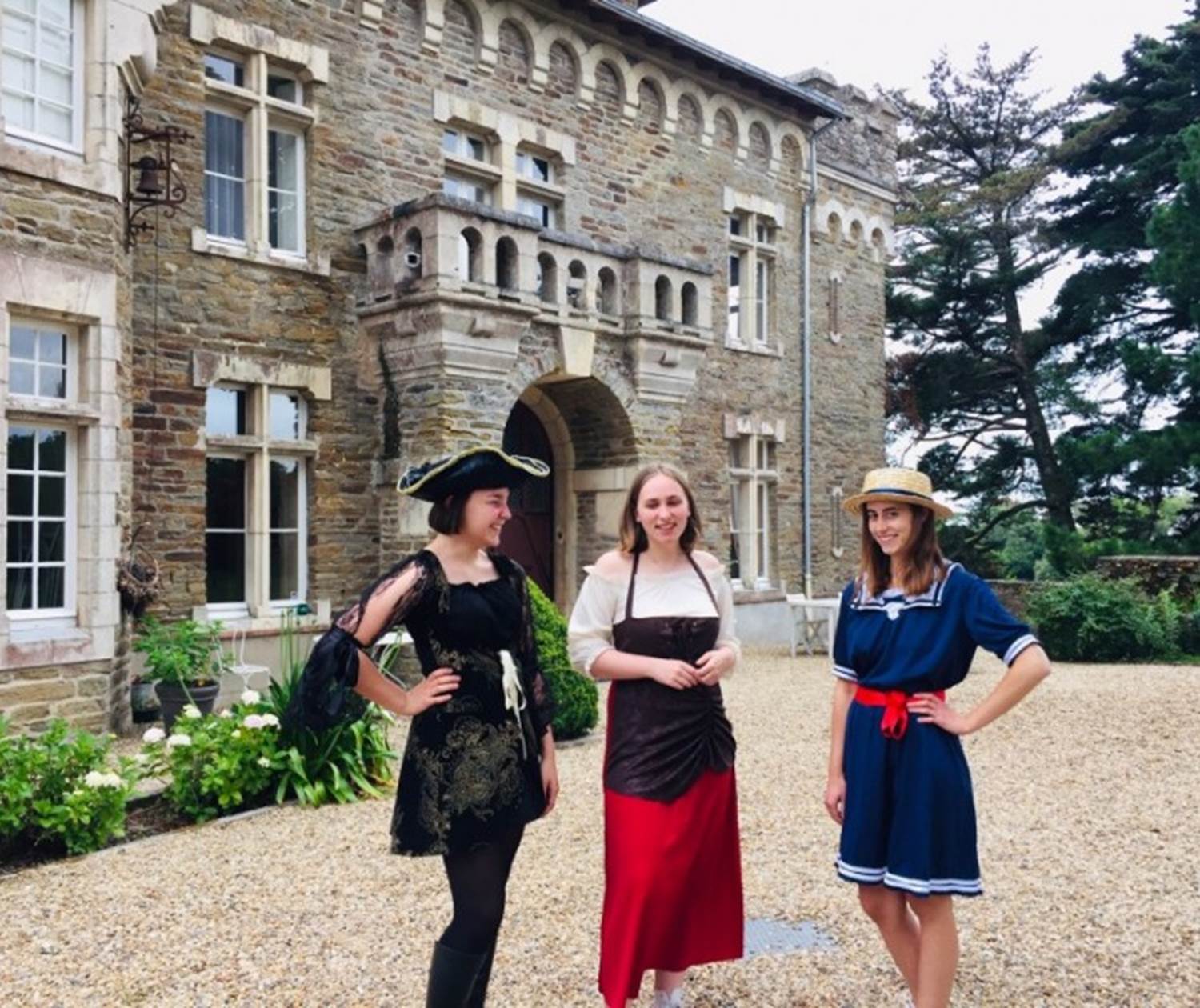 800x600_les-personnes-en-costume-faisant-office-de-guide-36531