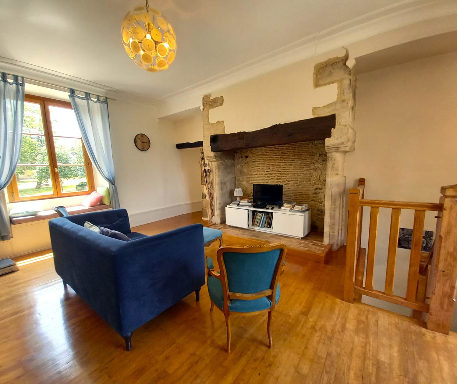 Salon commun avec télévision