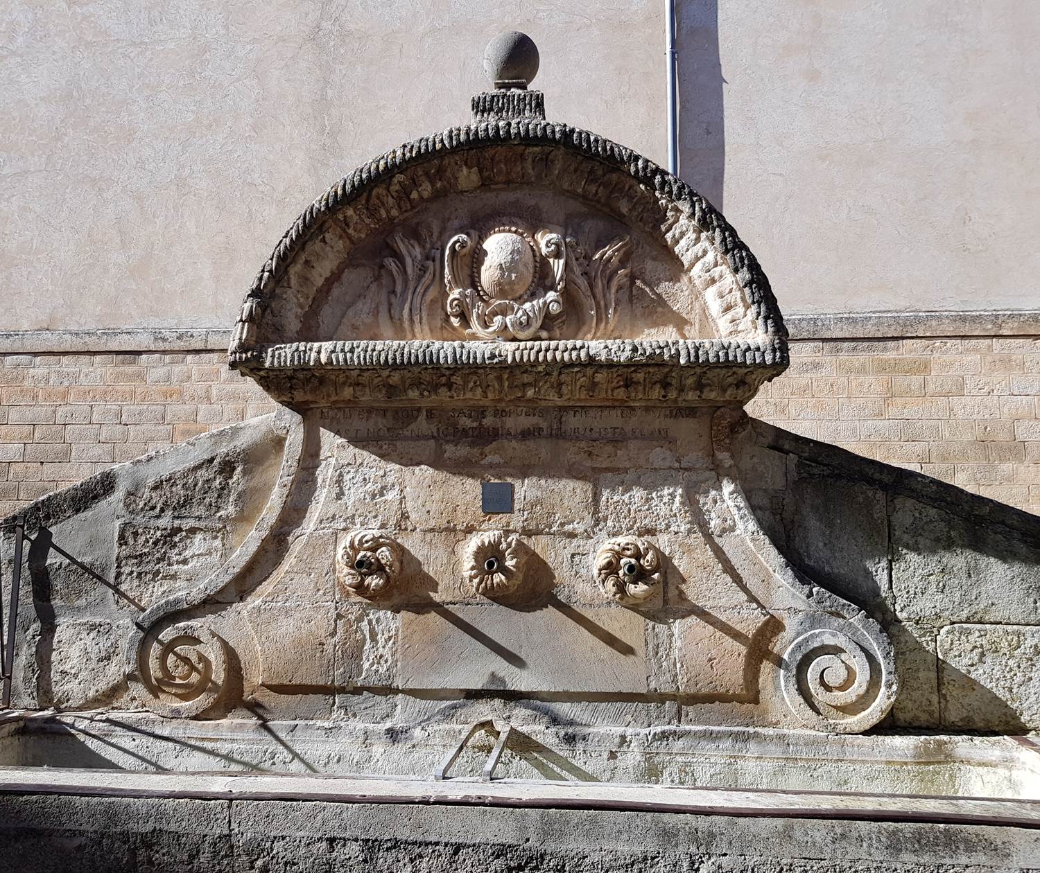La fontaine Mathéron à Saint Saturnin les Apt, inspiration du logo des gîtes Luberon Lub'heureux