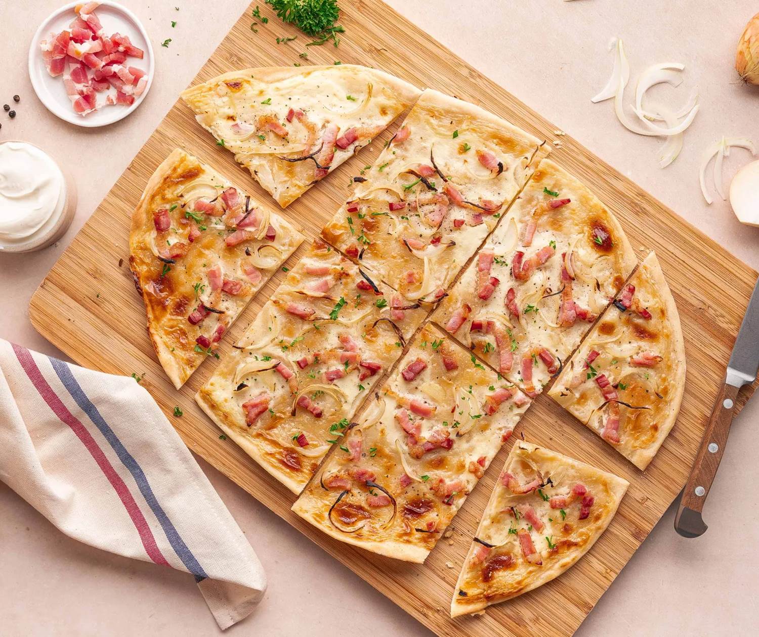 Flammekeuche traditionnel à la table alsacienne au Château de Saint-Chamarand dans le Lot