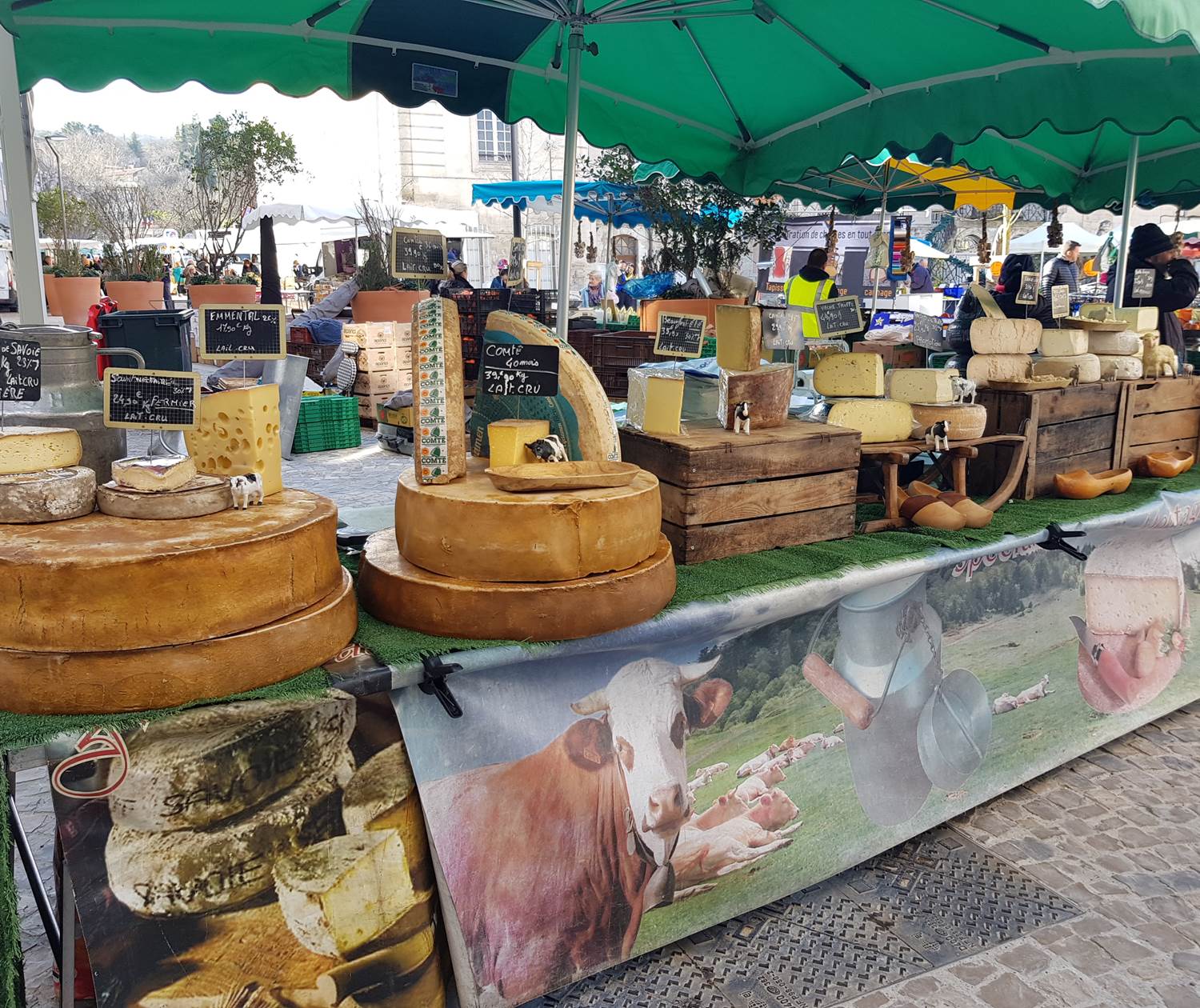 Marché provençal d'Apt - étal des fromages français régionaux