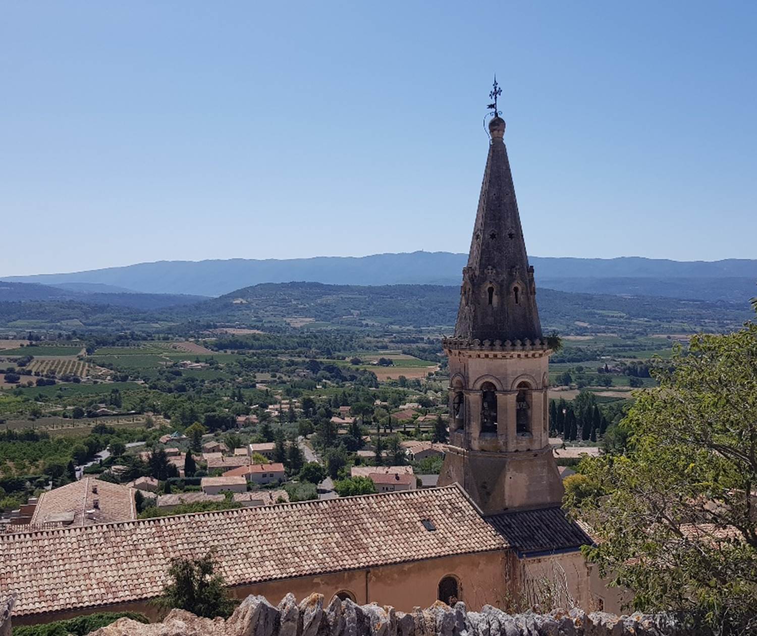 Clocher de l'église Saint-Etienne de St Saturnin les Apt en Provence