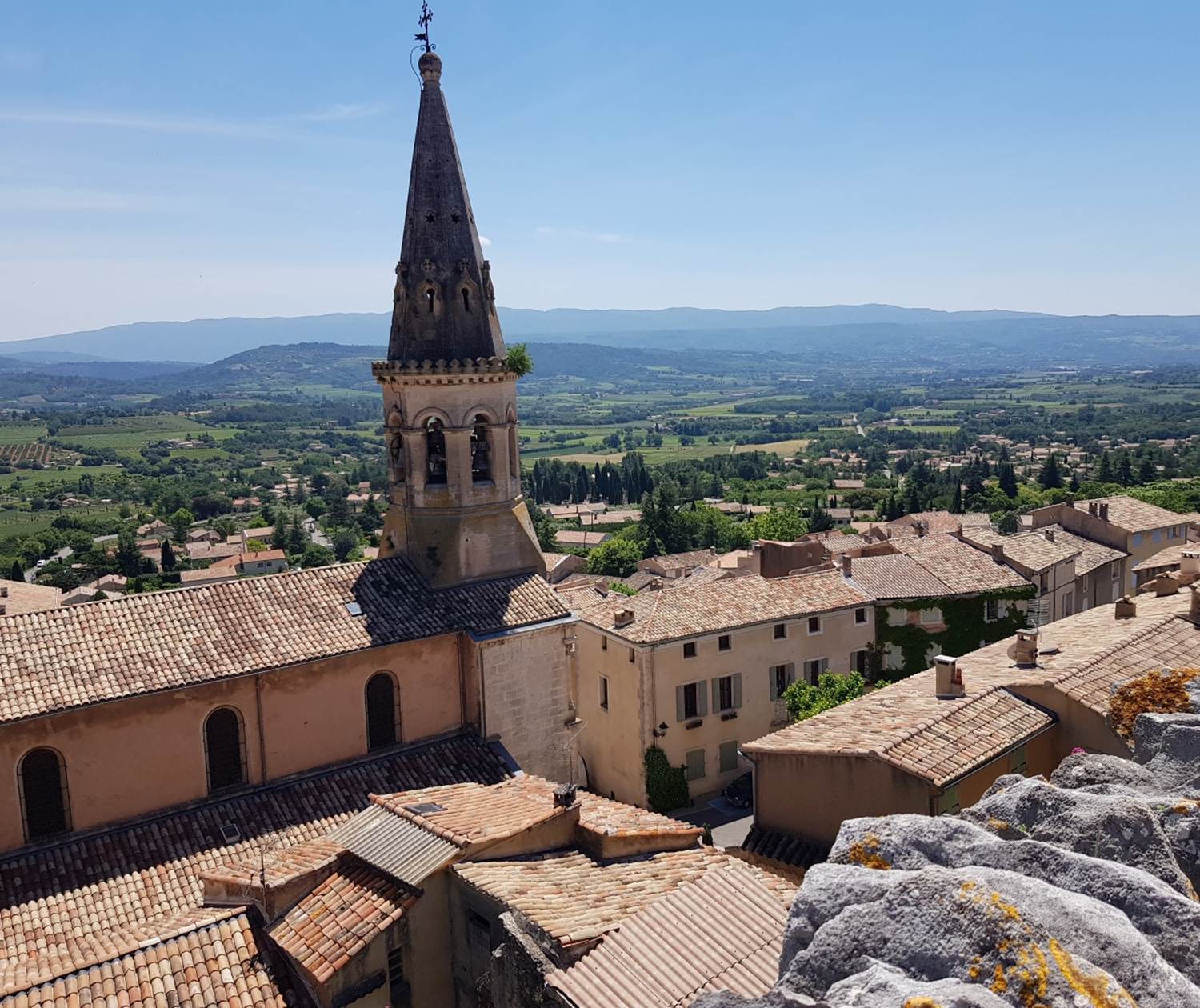 Le clocher_du_village_de_saint_saturnin_les_apt