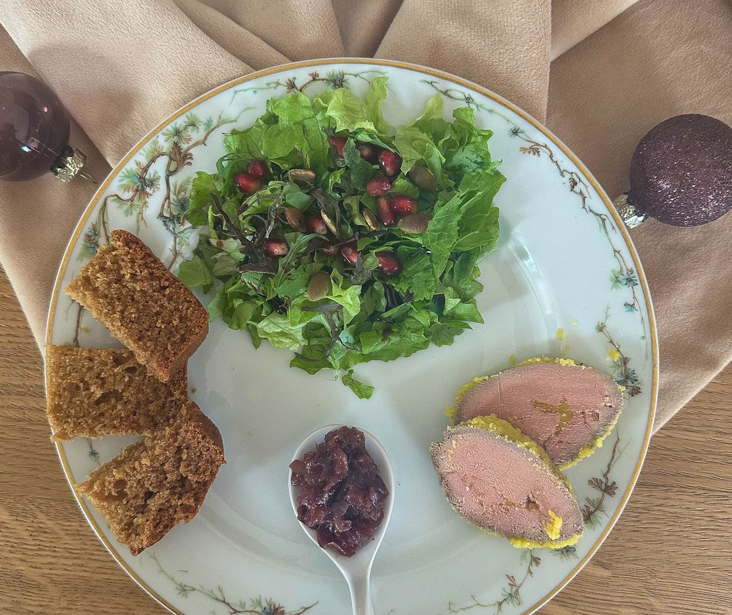 foie gras maison, chutney oignons et pain d'épice dîner réveillon Demeure du Porzou
