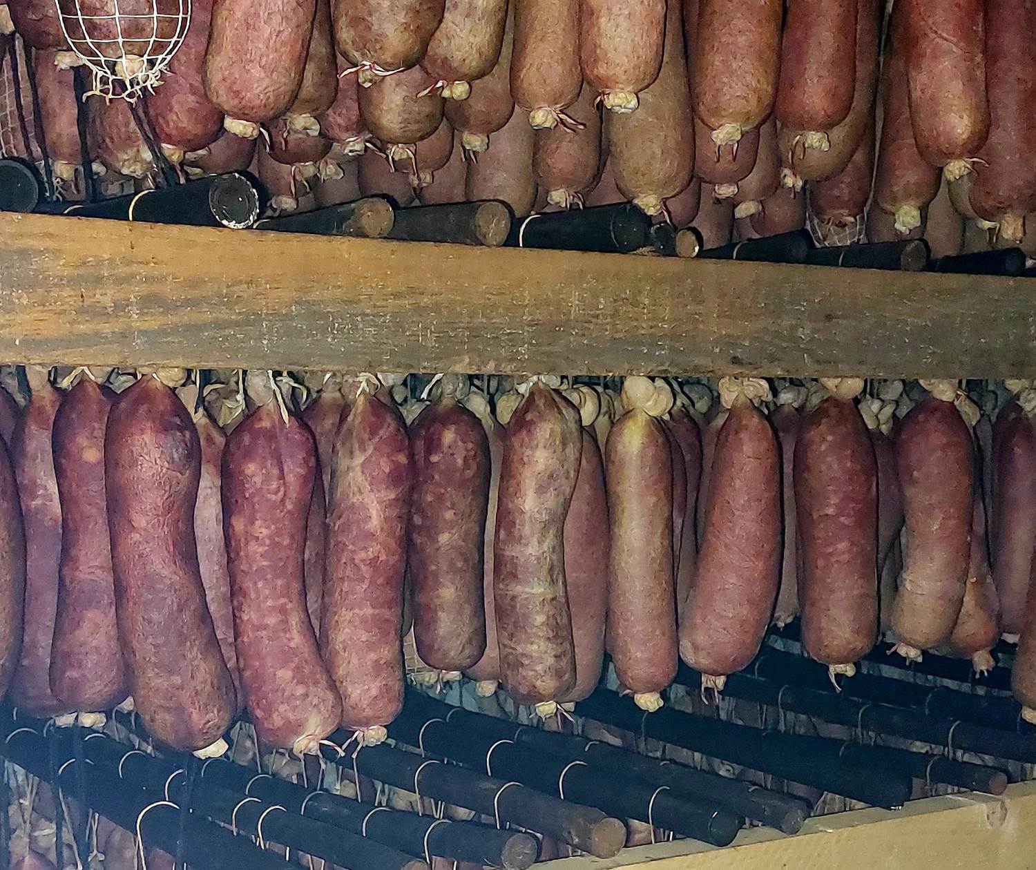 Charcuterie corse artisanale fumée à l'ancienne dans le fumoir de Michel Oppo, servie à la table d'hôtes du Domaine Cardu.