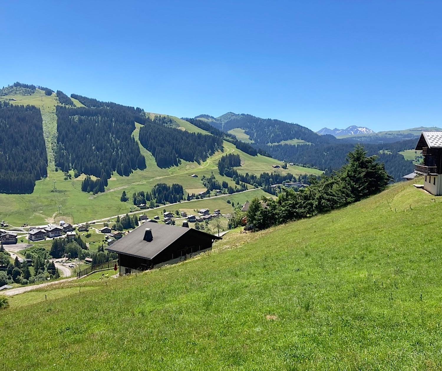 Vue sur le Chalet Lachat et les montagnes