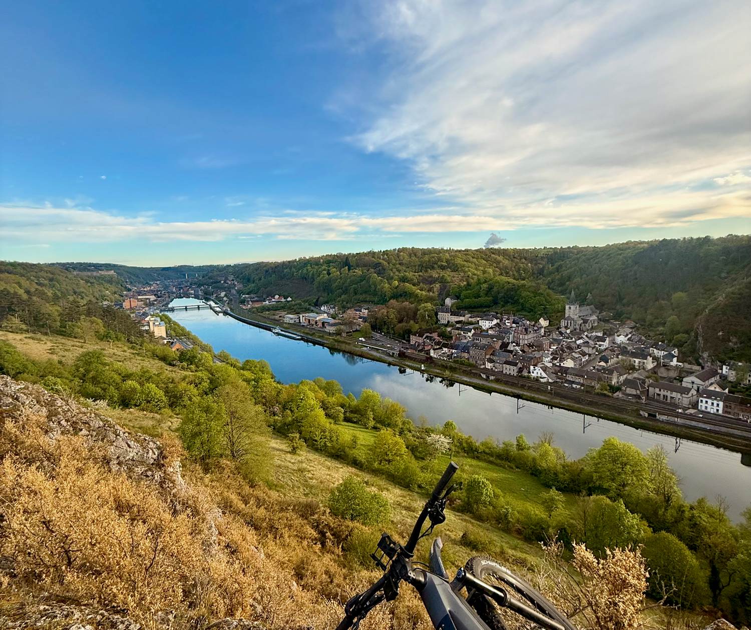 Vue de la Meuse sur les hauteurs en face de Bouvignes