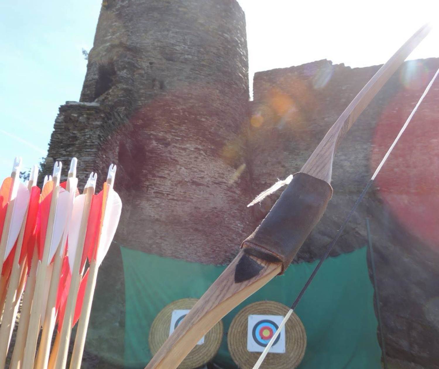 Vue sur le château féodal de la roche-en-ardenne depuis le stand d'archerie