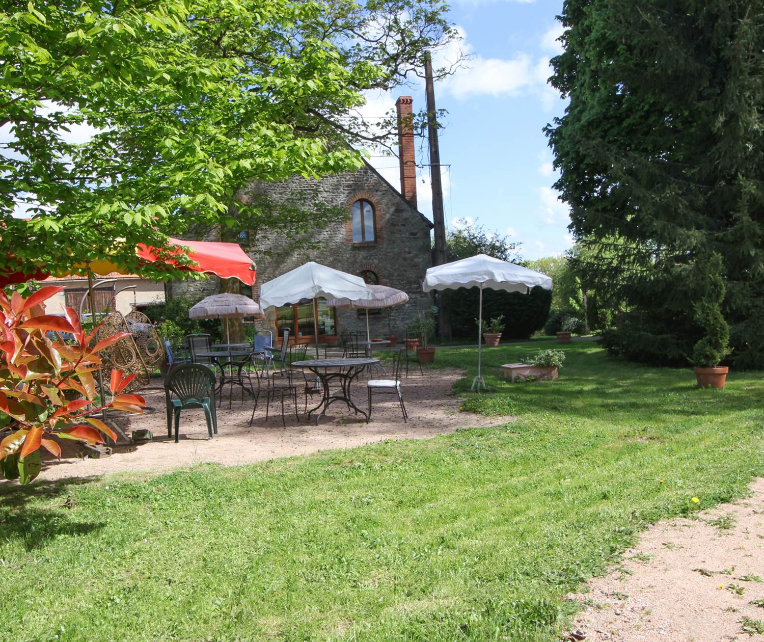 Une partie de la terrasse davant le restaurant