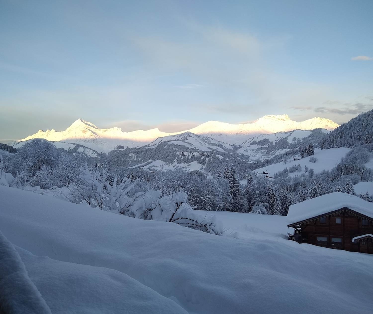 Lever de soleil sur la chaine des Aravis depuis les chalets d'Heidi