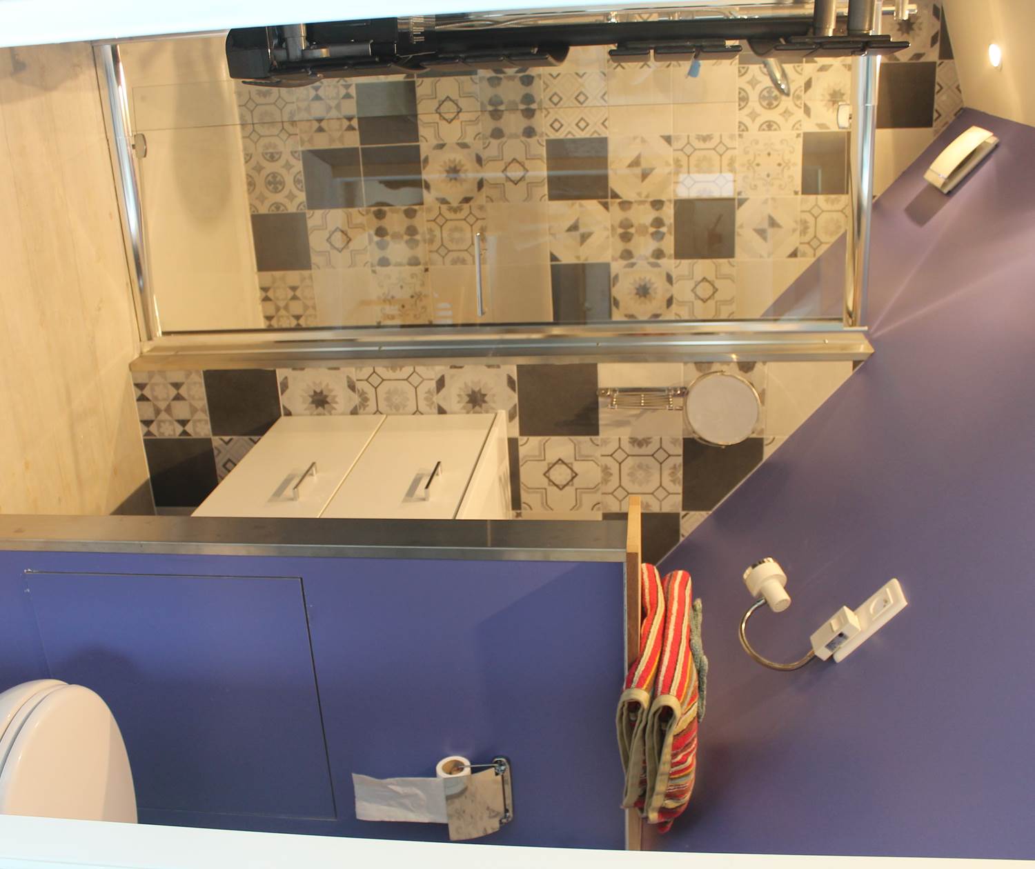 Au fond, une belle douche spacieuse à l'italienne