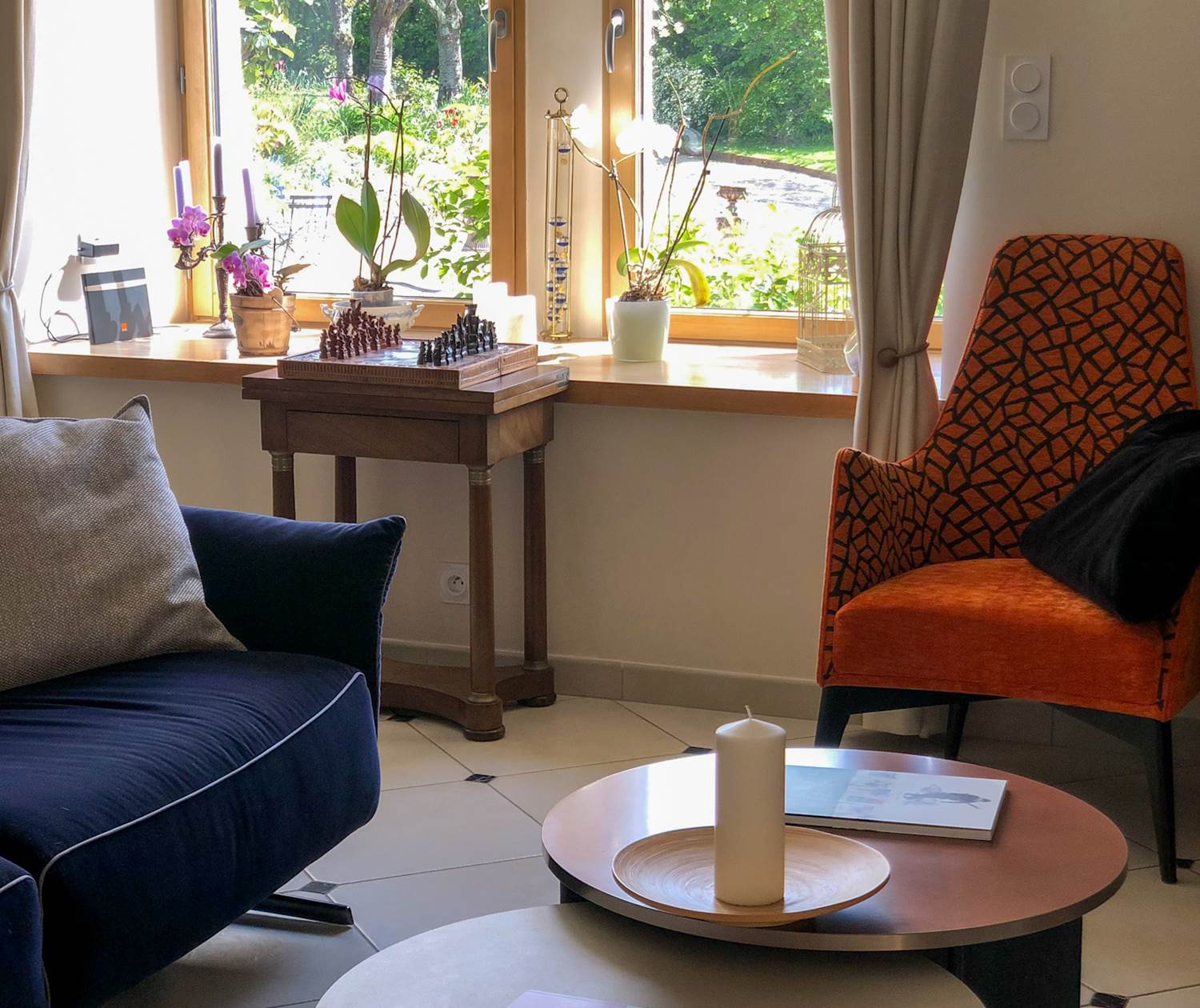 salon cosy avec vue sur le grand jardin arboré