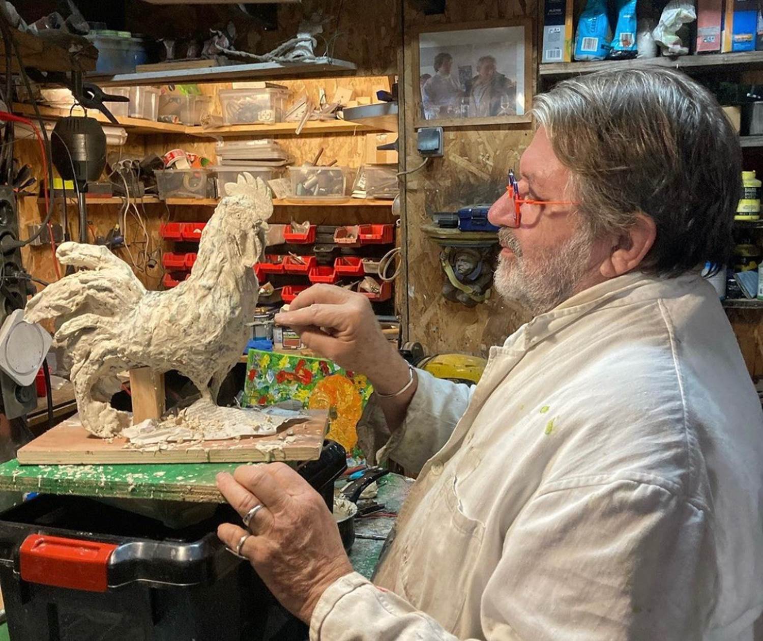 Bernard Frigière dans son atelier