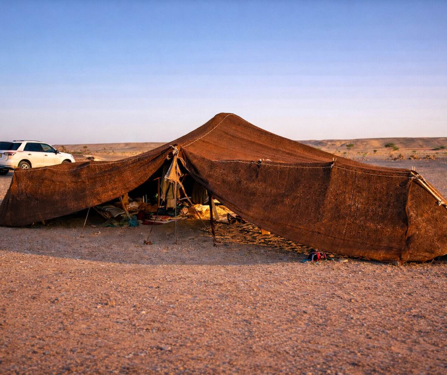 La tente d'une famille nomade, au milieu de nulle part