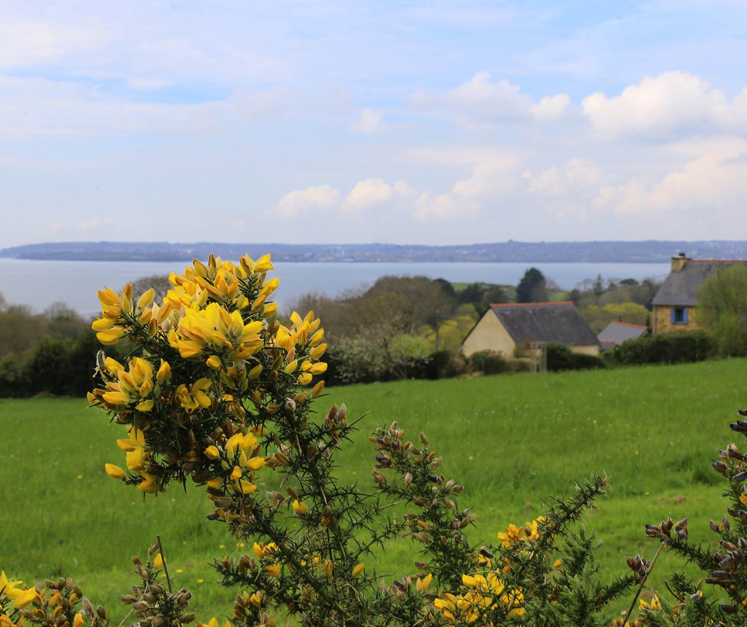 L'atmosphère des environs, à droite les gîtes de Gouelet-Ker.