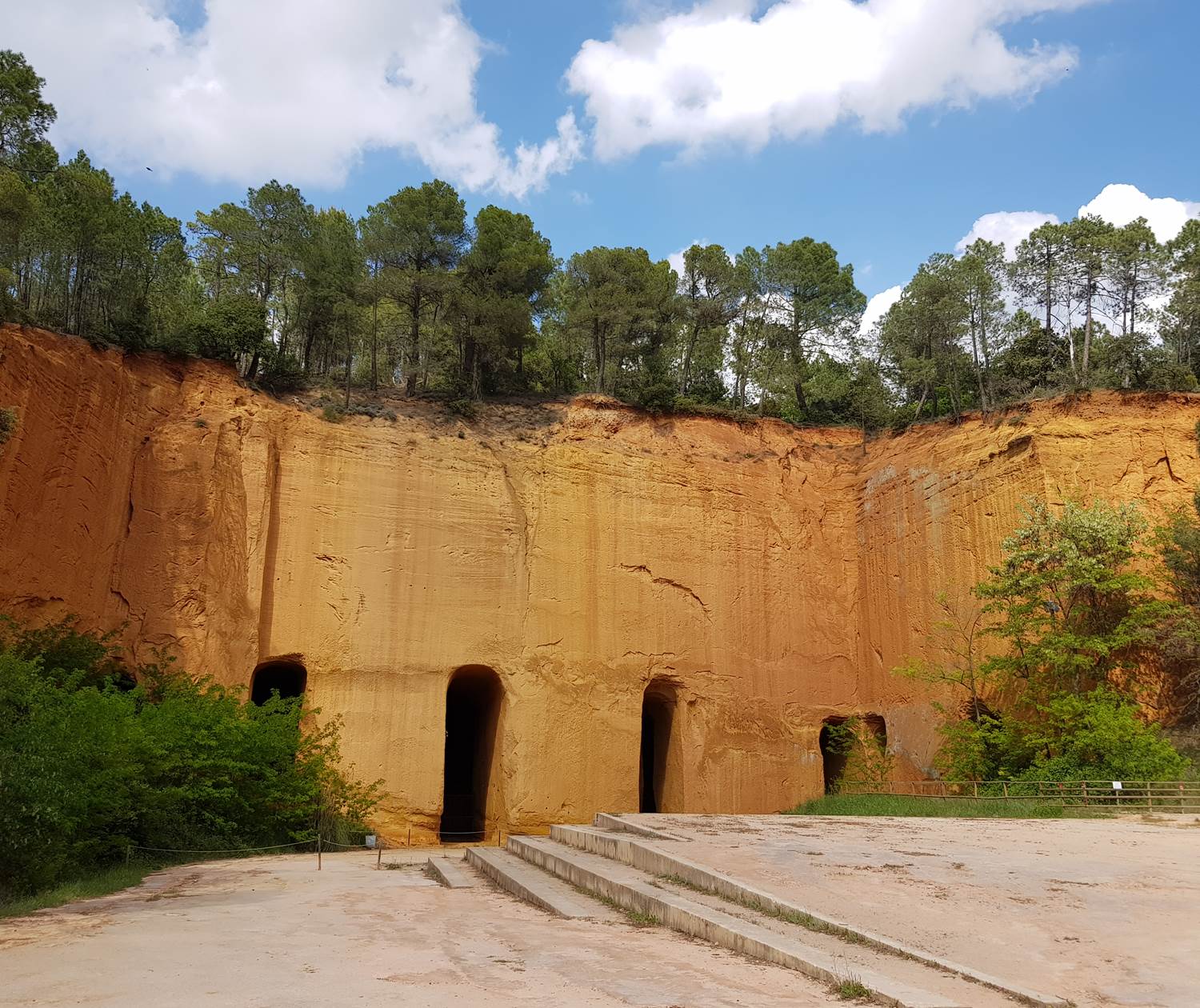 Entrée des mines de Bruoux  Provence - entre Gargas et Roussillon en Provence