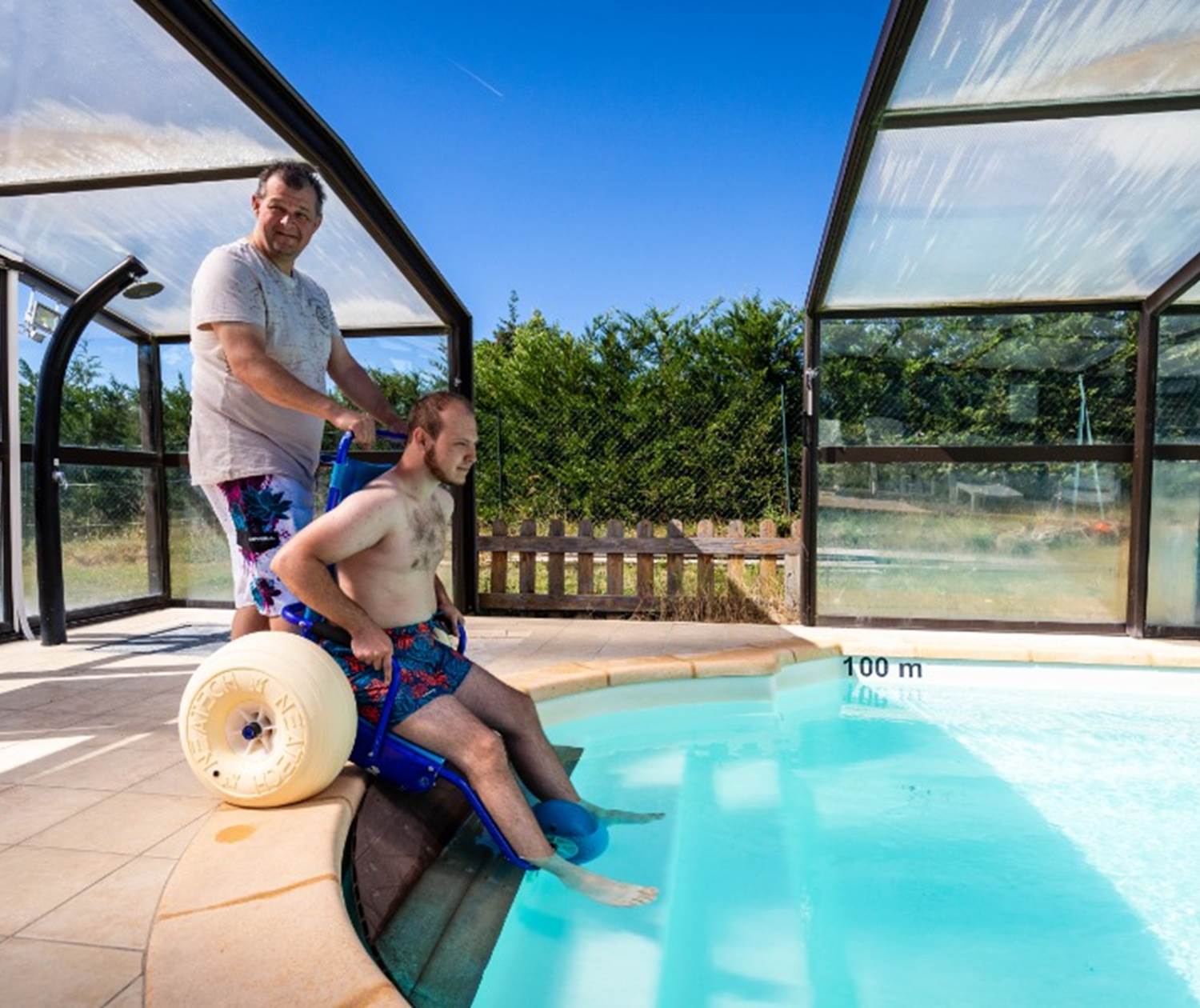 Piscine couverte accessible aux personnes à mobilité réduite aux Gîtes Bon Air à Saint-Flour dans le Cantal.