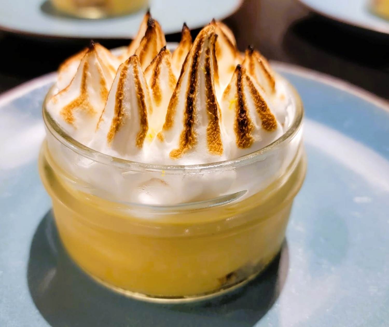 Dessert maison : tarte au citron meringuée revisitée avec canistrelli au limoncello et citrons confits du jardin du Domaine Cardu.