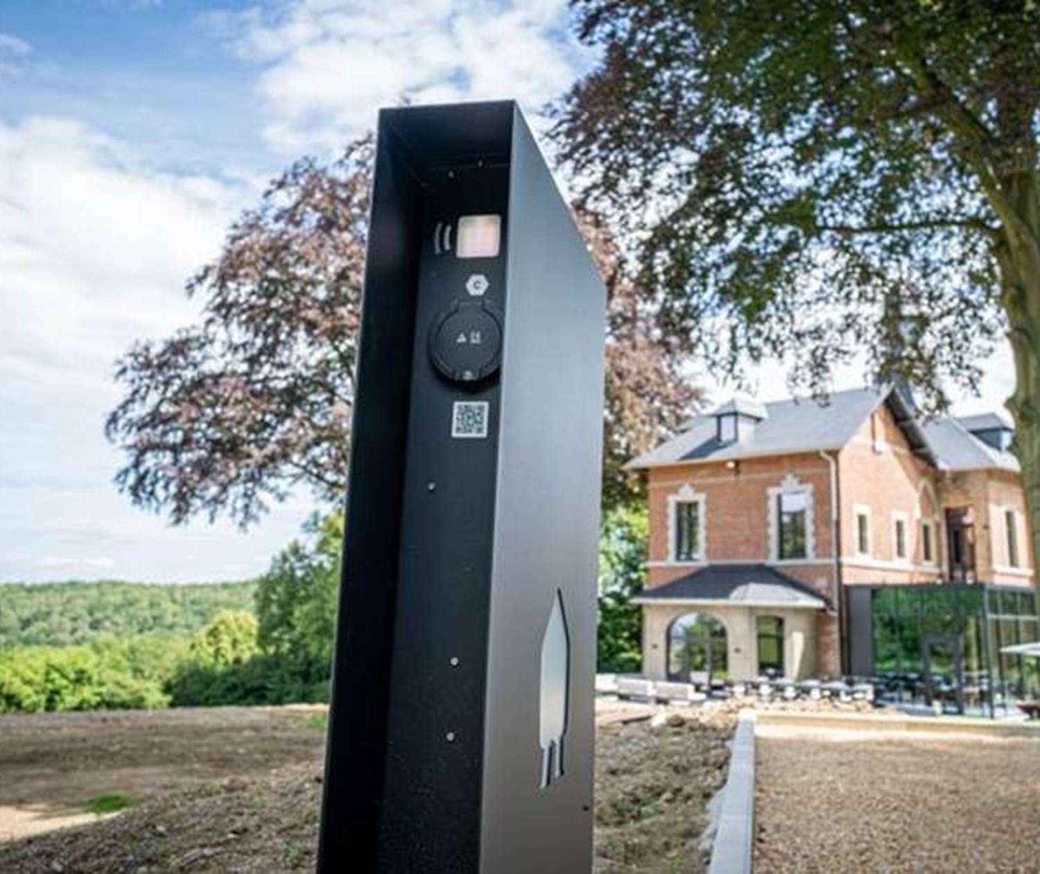 Electric vehicle charging station