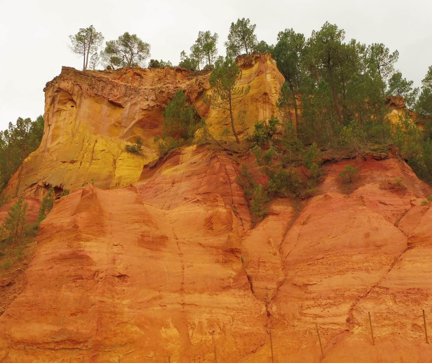Falaise du sentier des ocres à Roussillon à l'automne - parc naturel du Luberon