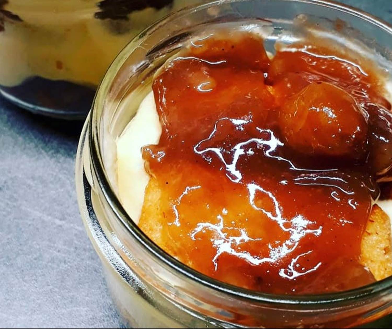 Tiramisu corse à la châtaigne avec canistrelli, liqueur de châtaigne à la vanille maison et confiture de châtaignes avec morceaux.