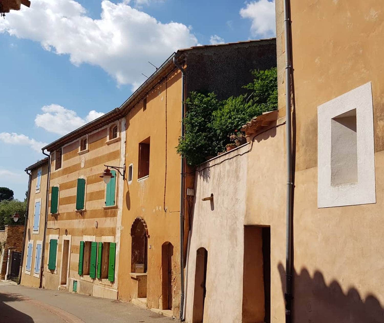 Colourful_facades_of_Roussiilon in Provence