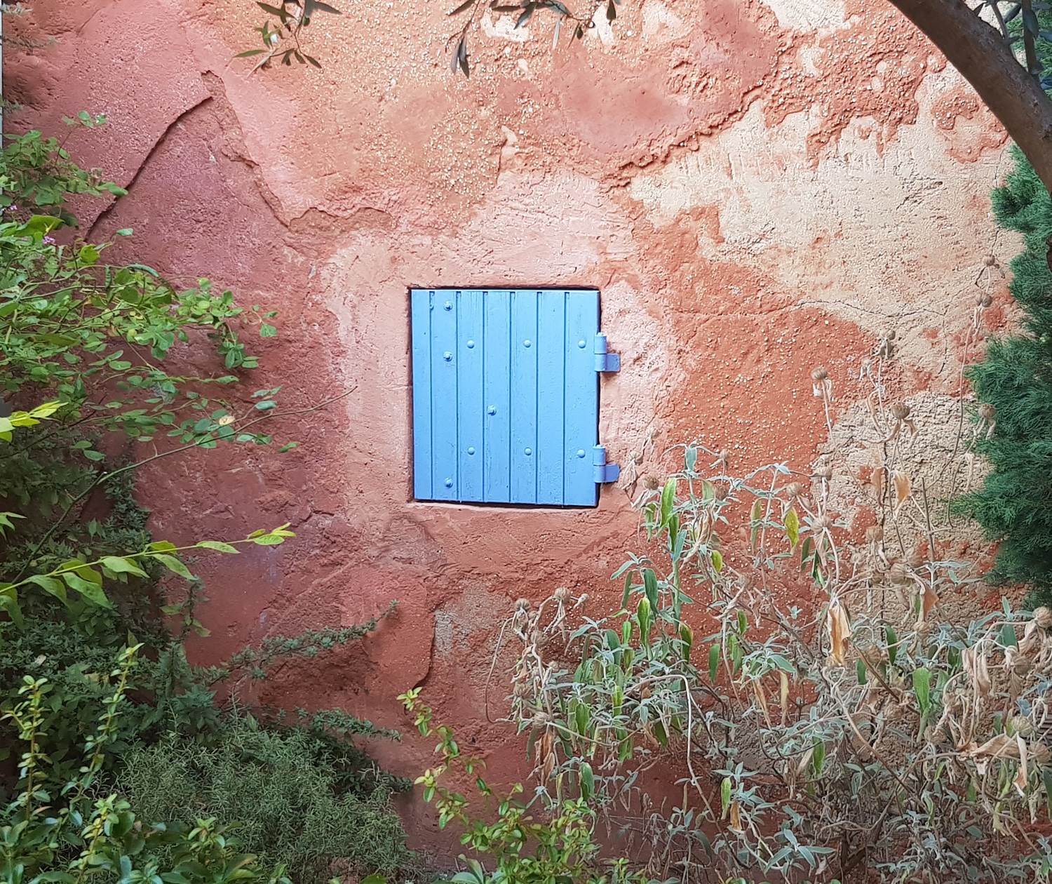 Fenêtre volets bleus et maison ocre Roussillon en Provence