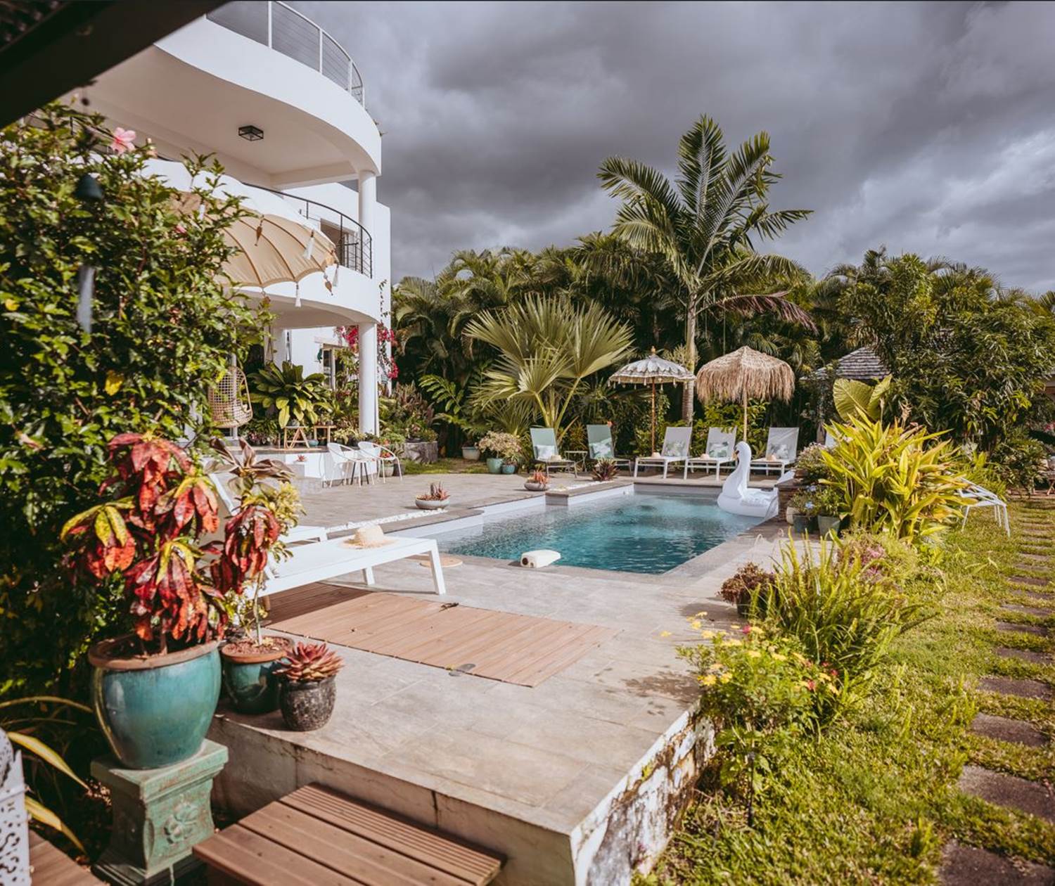 La piscine et la villa