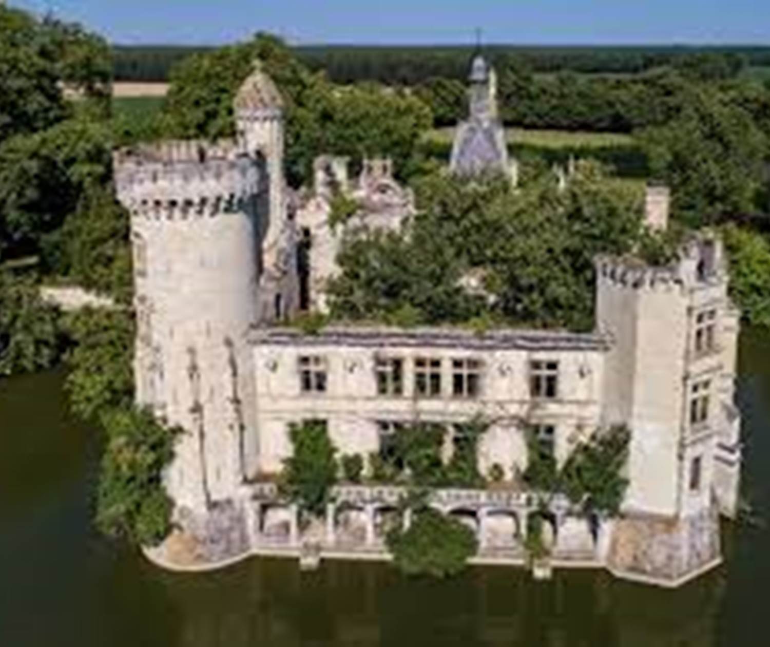 chateau-de-la-mothe-chandeniers-gite-jacuzzi