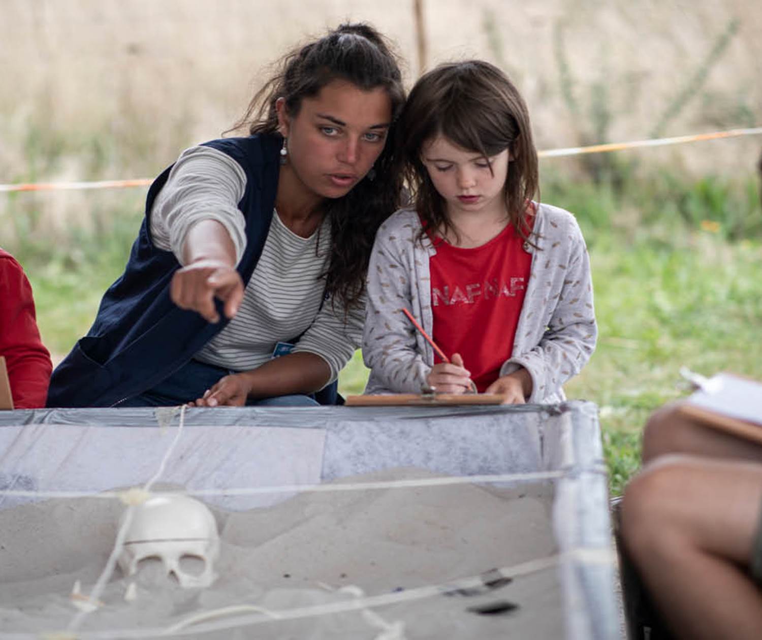 atelier enfant fouille Cairn de Petit Mont