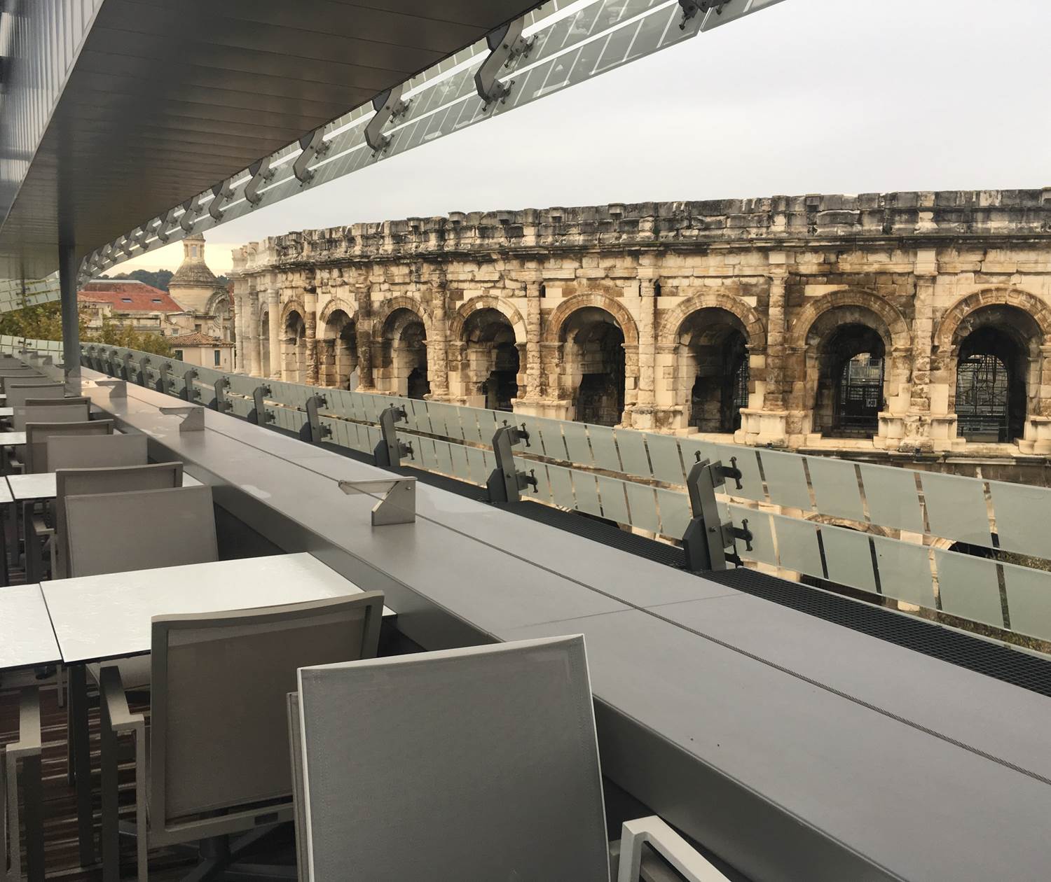 Les arènes de Nîmes vues du restaurant La Table du 2