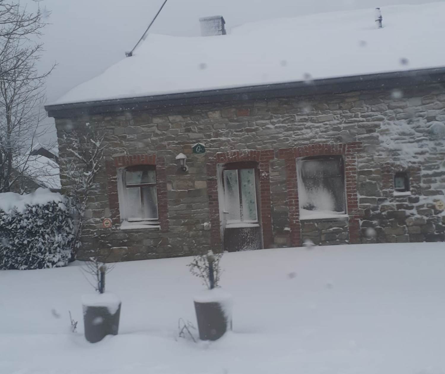 Entrée des gîtes sous la neige - janvier 2026