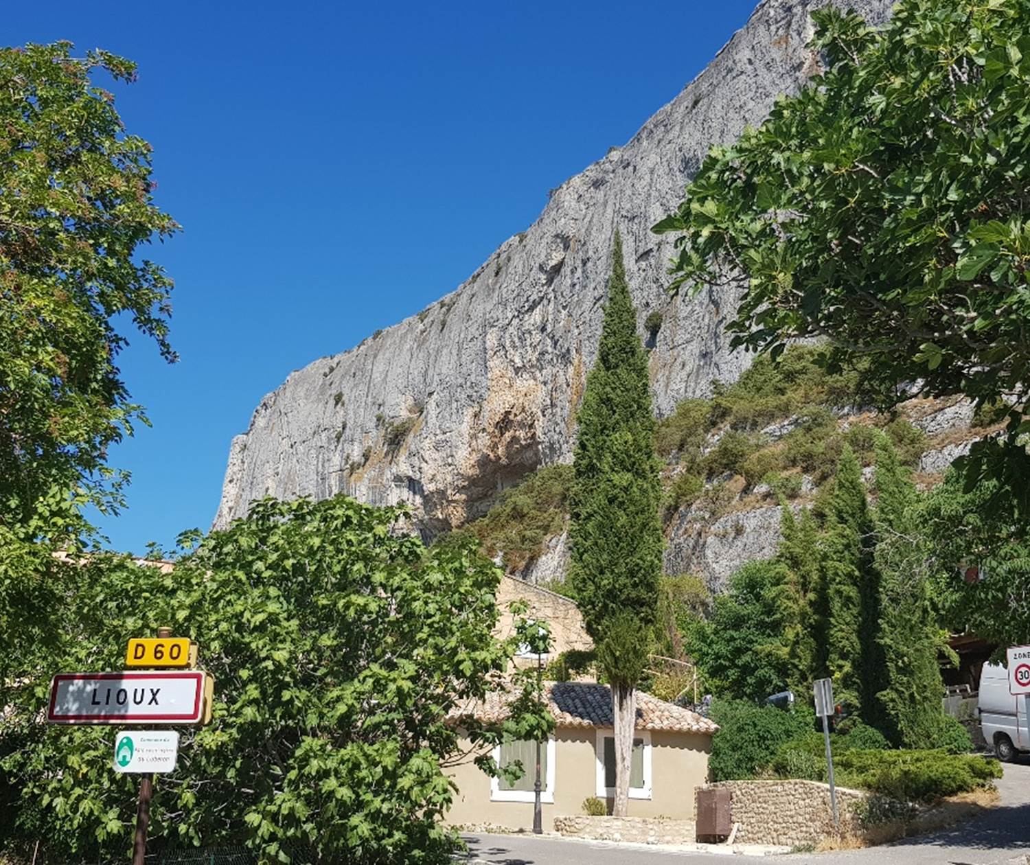 Village de Lioux aux pieds de l'imposante falaise de la Madeleine - gîtes Luberon Lub'heureux