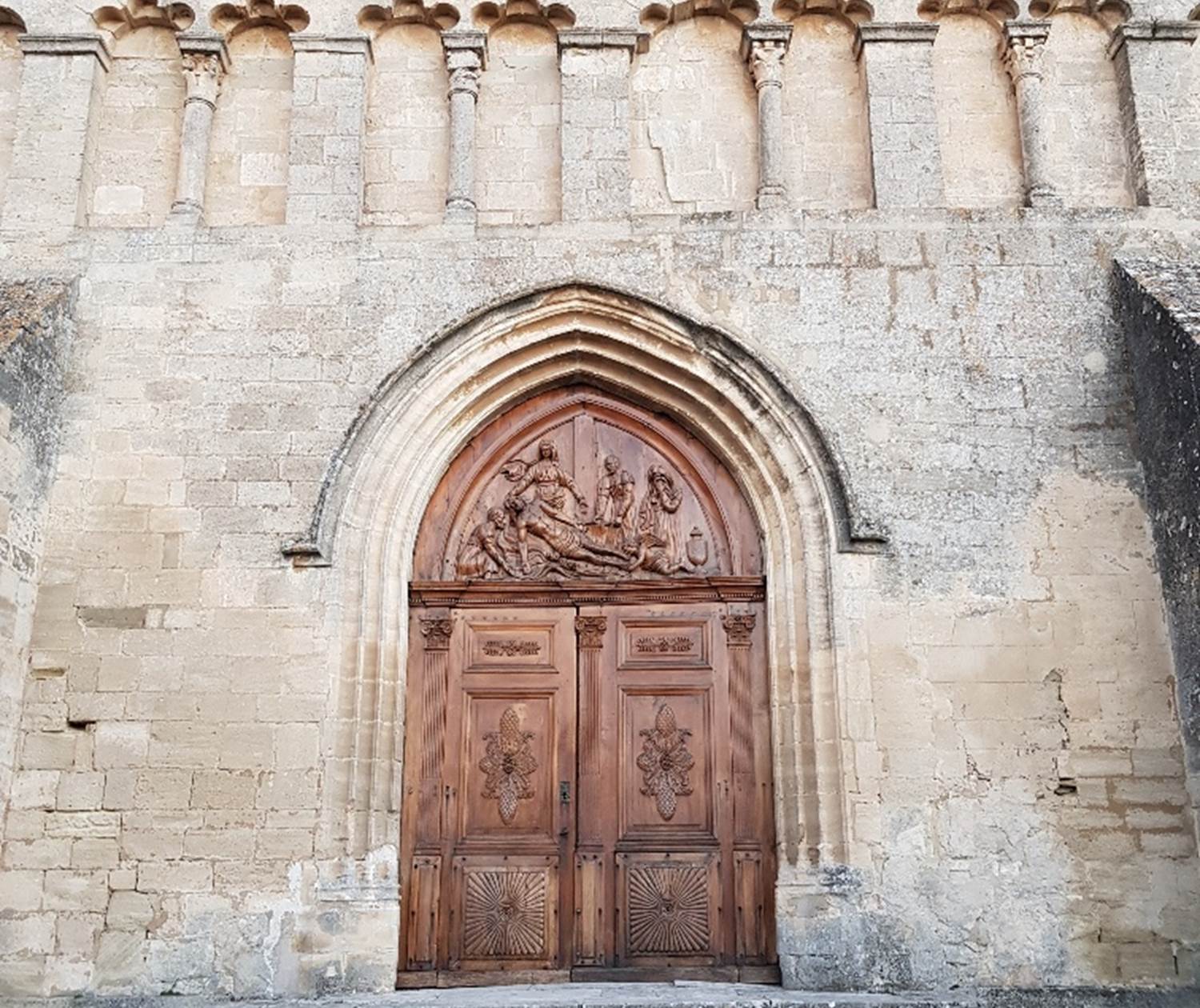 Saignon perron de l'église romane