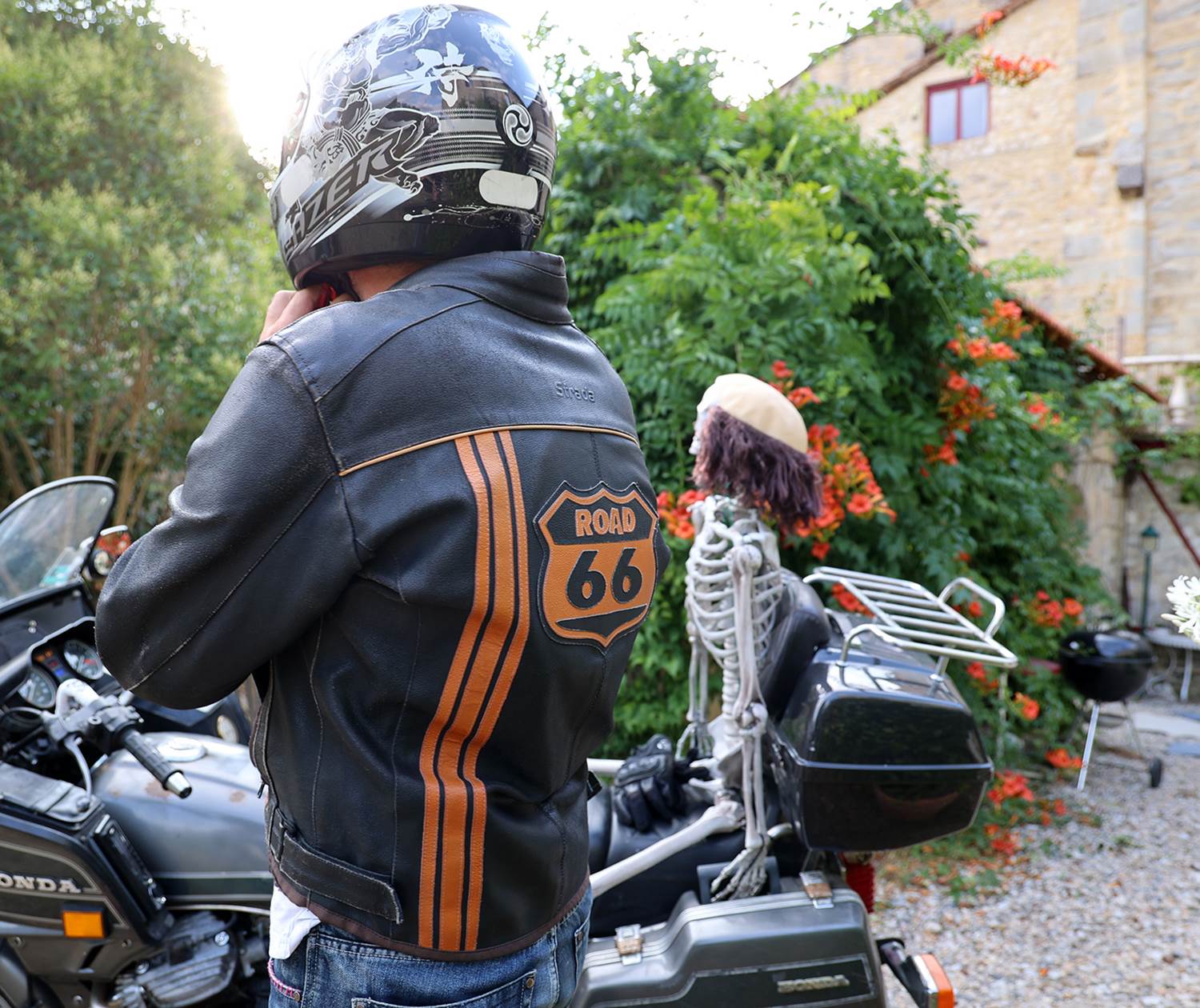 Motards arrivant au Château de Saint-Chamarand, relais et hébergement pour road trips dans le Lot