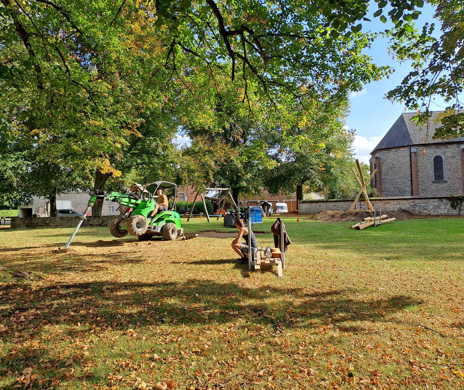 Construction d'une tyrolienne dans la plaine de jeux