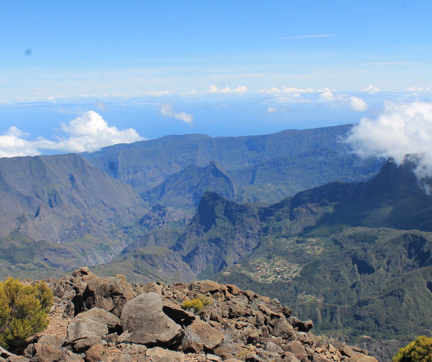Mafate depuis le Grand Bénare (La Nouvelle au premier plan)