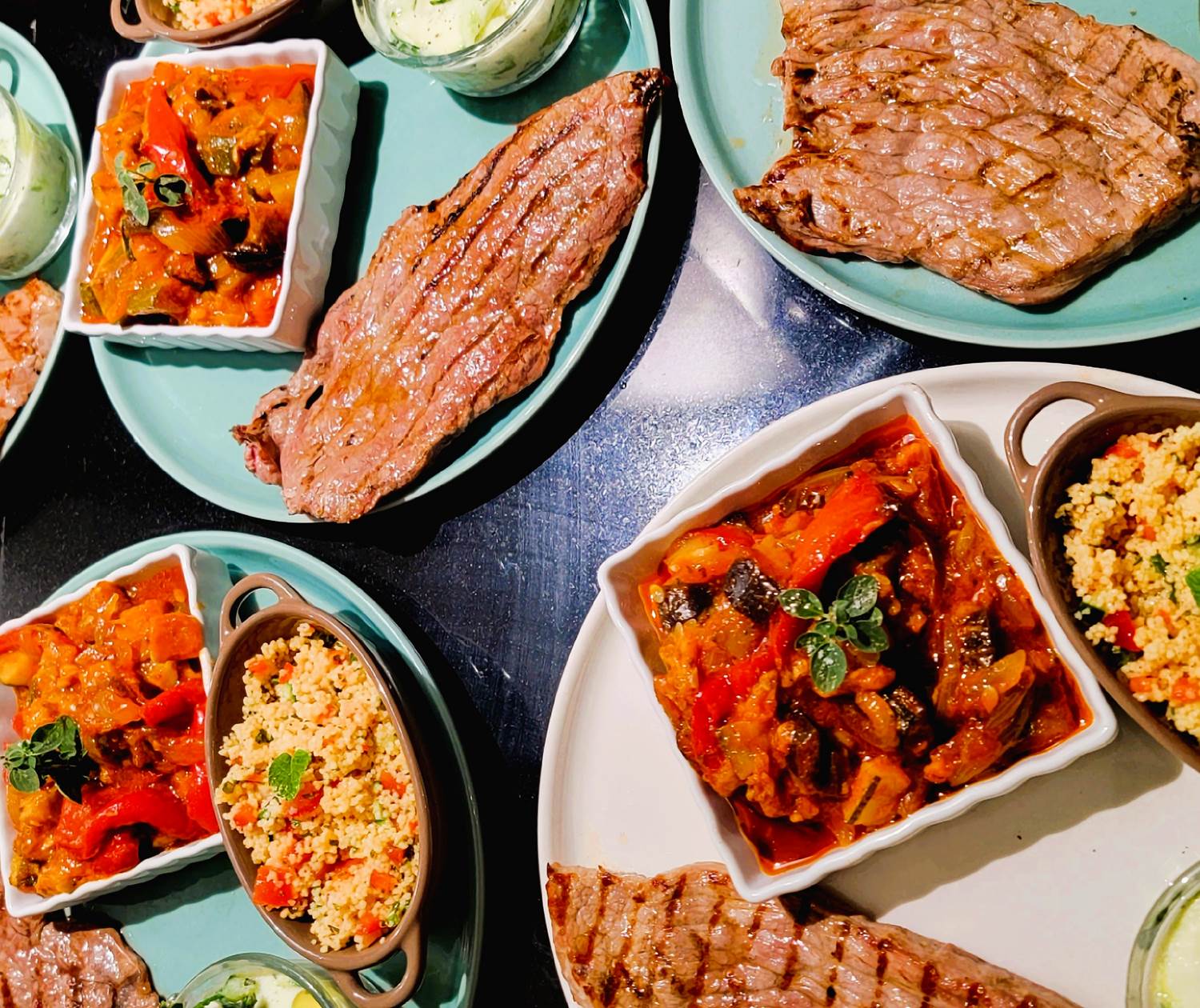 Noix de veau corse grillée au barbecue accompagnée d'une ratatouille maison et d'un taboulé frais à la table d'hôtes du Domaine Cardu.