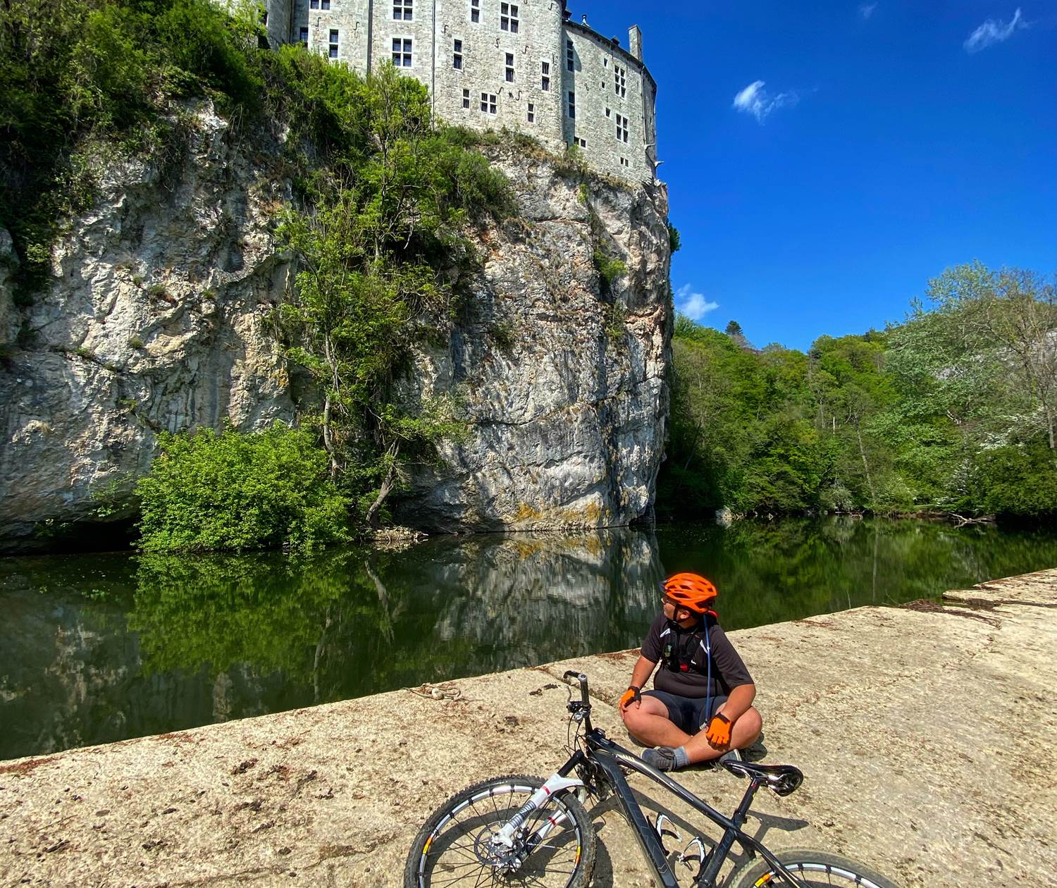 Vélo VTT au bord de la Lesse à Walzin