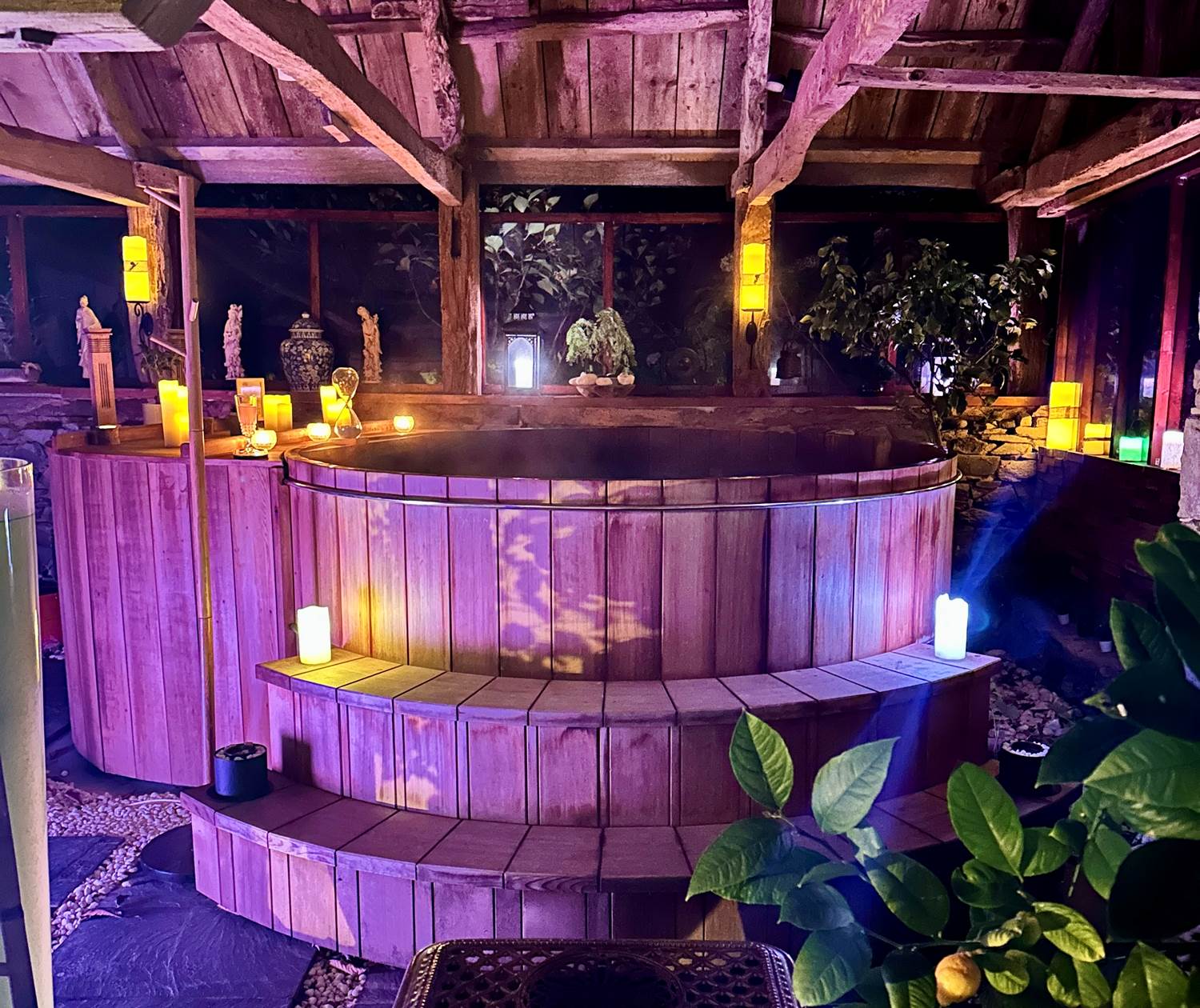 se délasser dans l'eau chaude du bain Ofuro dans une atmosphère tamisée avec bougies, musique relaxante et huiles essentielles (expérience sensorielle unique)