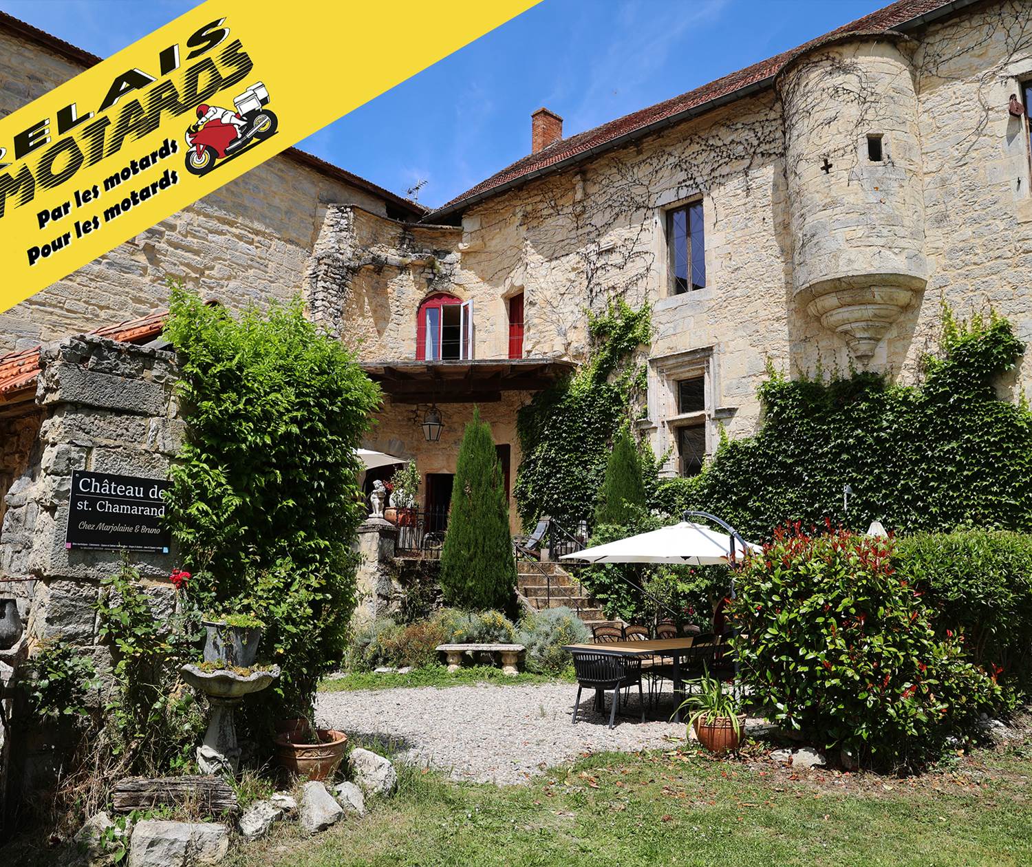 Motards arrivant au Château de Saint-Chamarand, relais et hébergement pour road trips dans le Lot