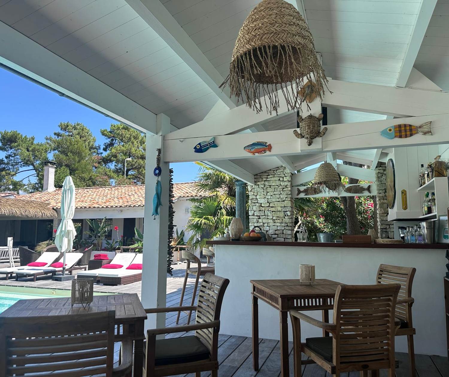 salle petit déjeuner au bord de la piscine