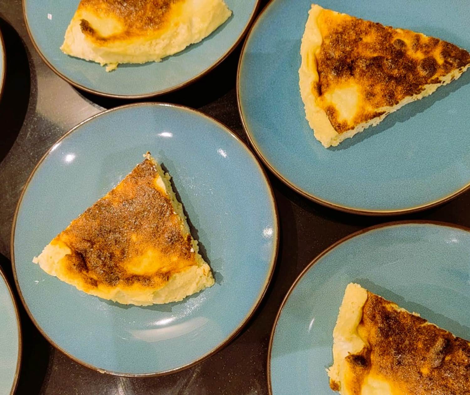 Fiadone revisité au brocciu accompagné de sa liqueur de limoncello maison, spécialités corses du Domaine Cardu.