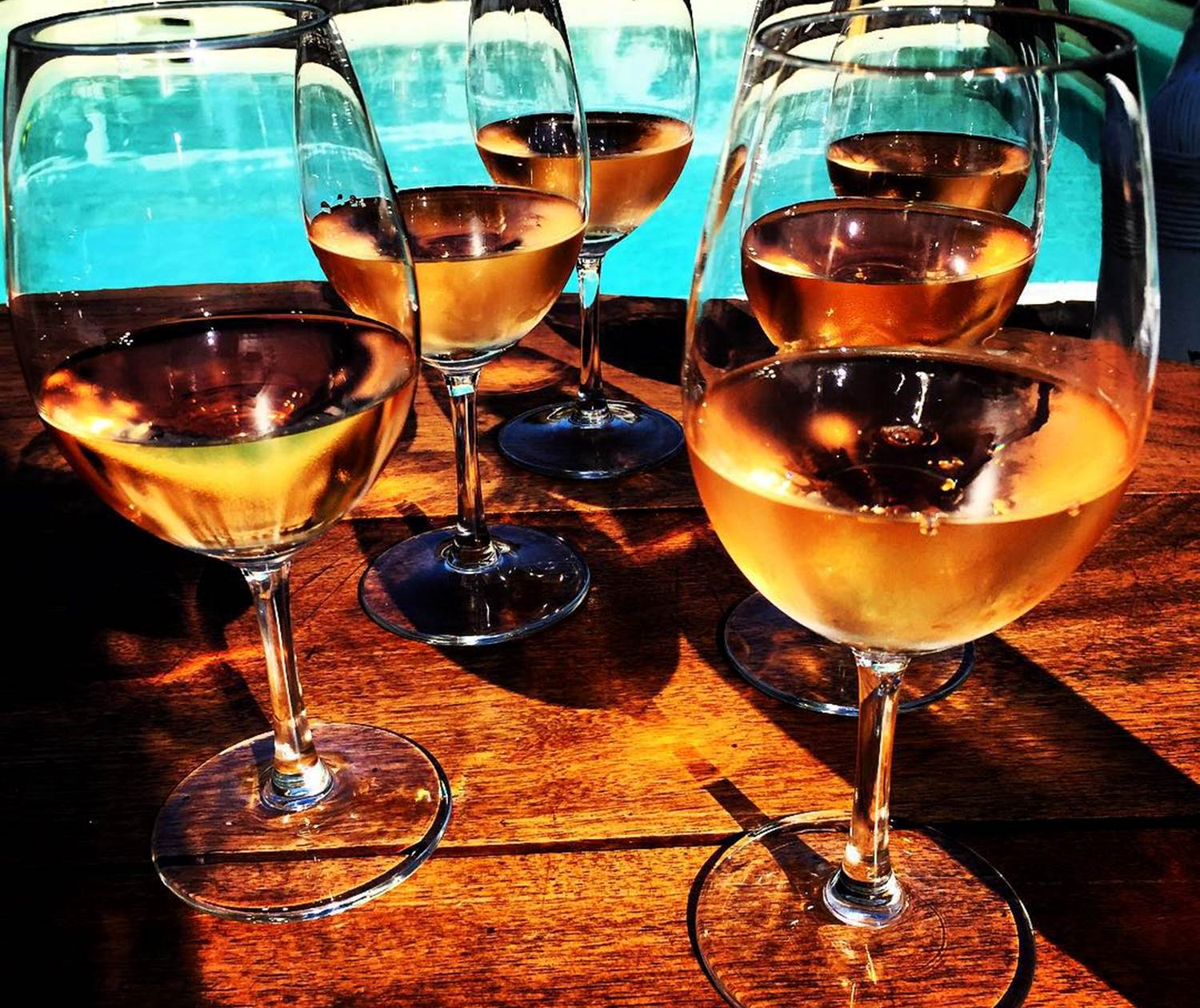 au bord de la piscine