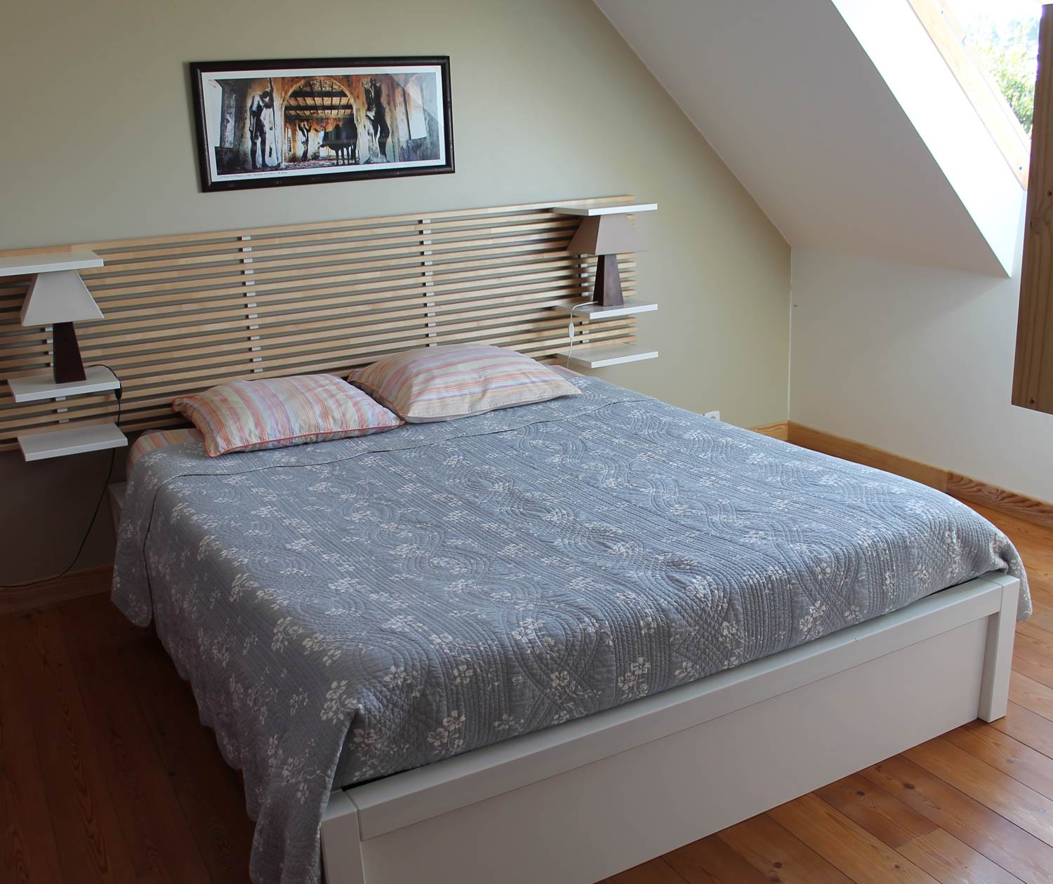 la chambre principale avec lit "queen size"