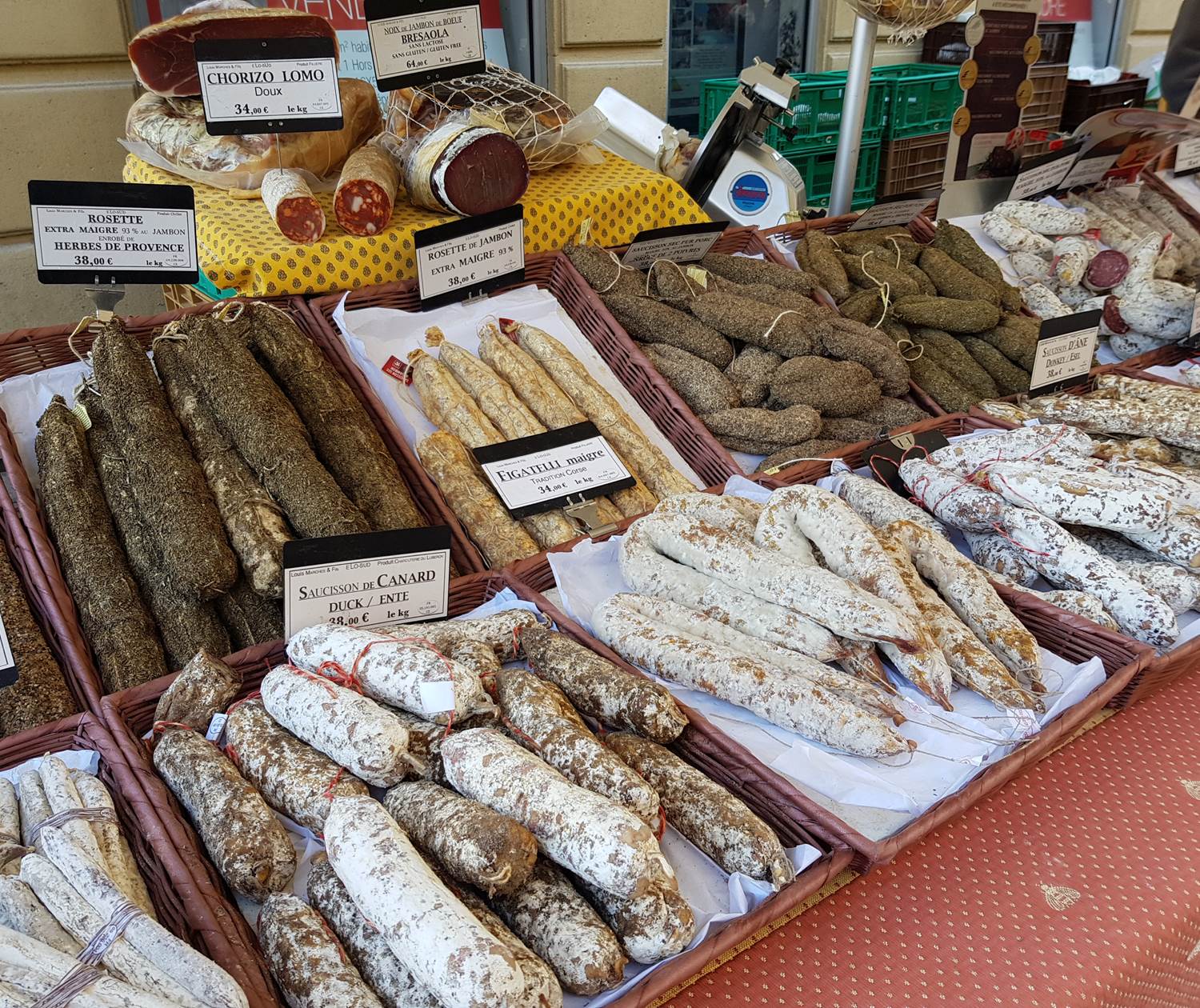 Le marché provençal d'Apt - saucissons artisanaux délicieux