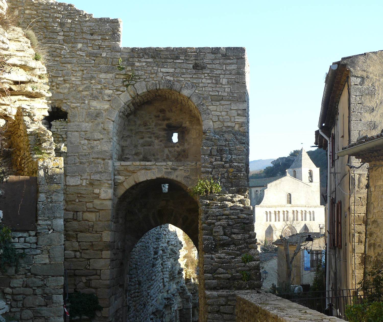 Arches et église romane dans le village de Saignon en Provence, Luberon